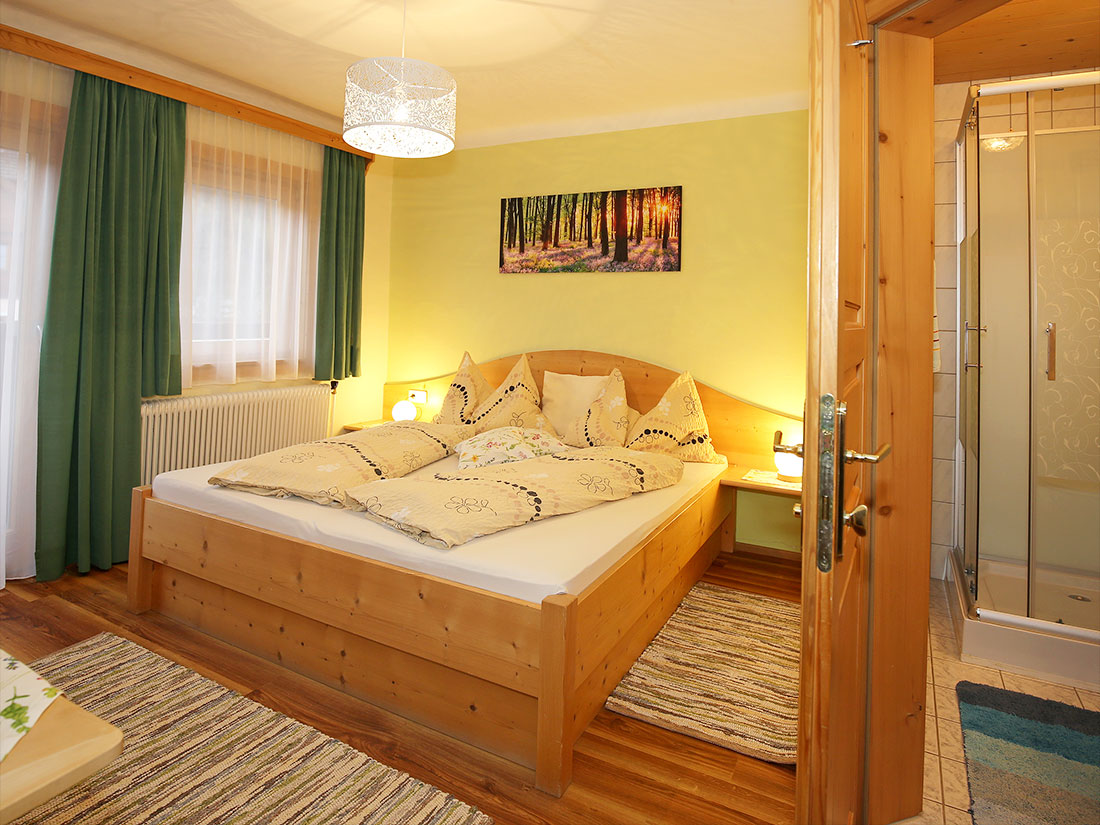 Gemütliches Zimmer am Bauernhof Haufhof in der Pension mit Frühstücksbuffet in Haus im Ennstal bei Schladming